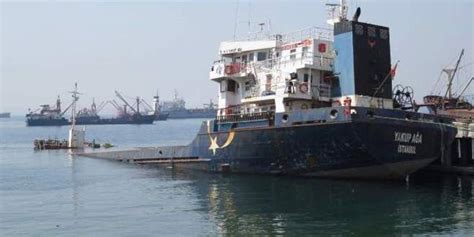 İ­s­t­a­n­b­u­l­­d­a­ ­k­u­r­u­ ­y­ü­k­ ­g­e­m­i­s­i­ ­b­a­t­t­ı­